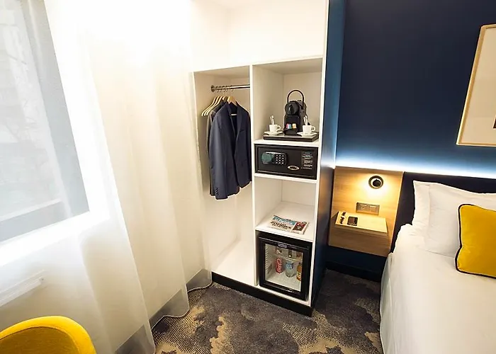 17 Batignolles Отель Париж